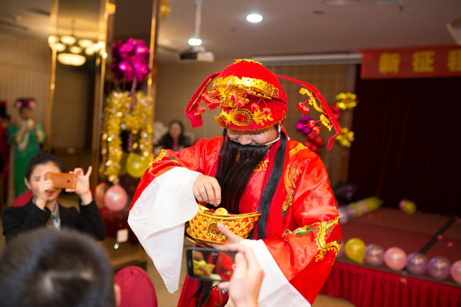 財神爺派發(fā)利是糖果.png 財神爺派發(fā)利是糖果